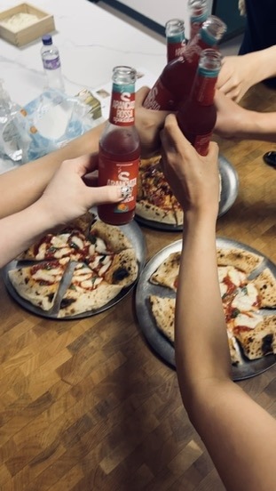 參加者完成 Pizza 後一同舉杯慶祝