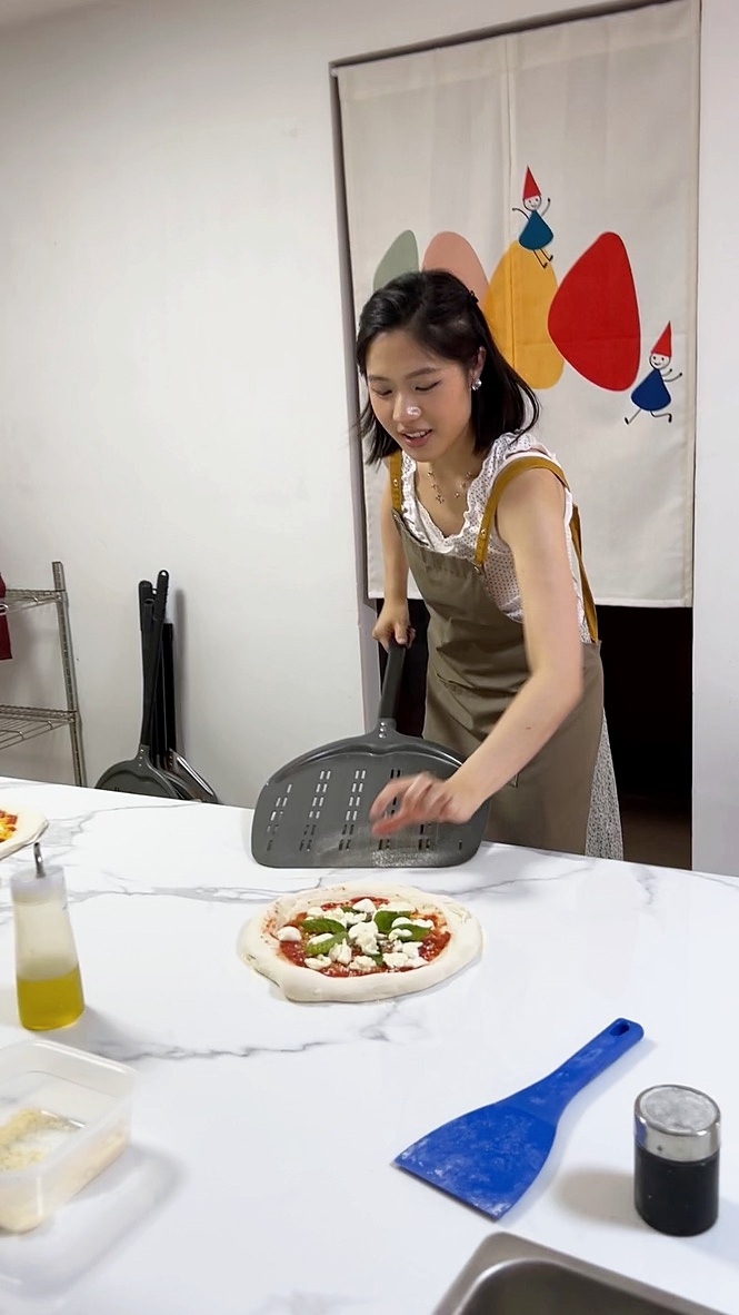 參加者準備將 Pizza 入爐