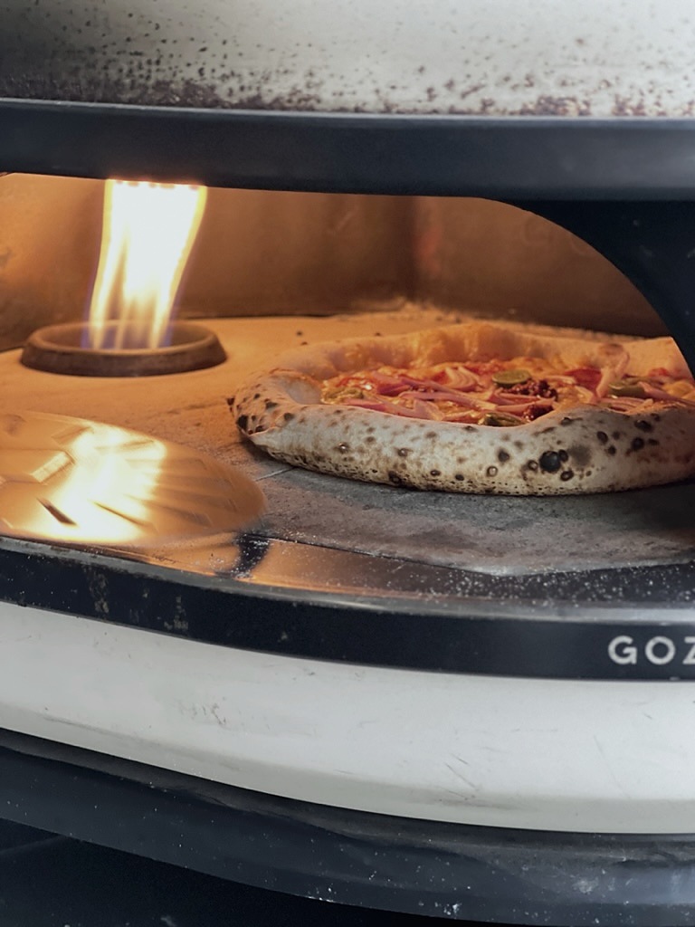 拿玻里 Pizza 在專業 Pizza 爐烘烤
