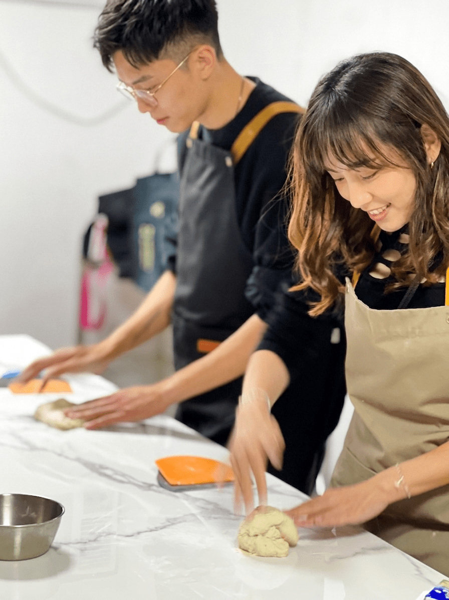 兩位參加者一同搓製 Pizza 麵團