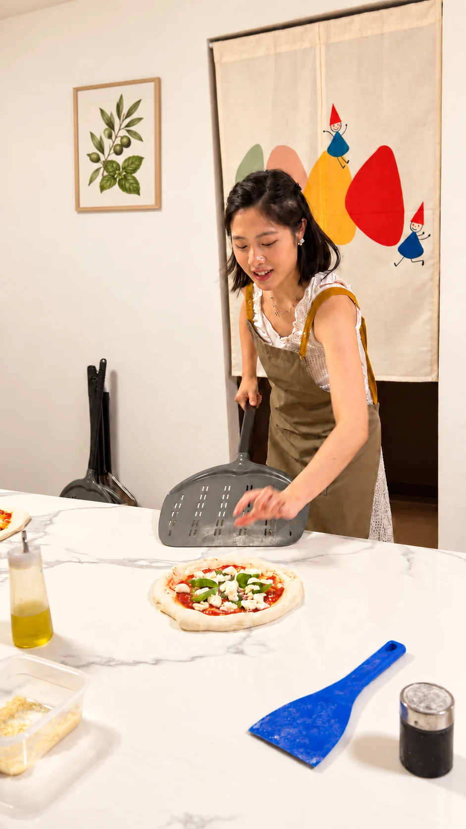 參加者微笑準備將 Pizza 入爐